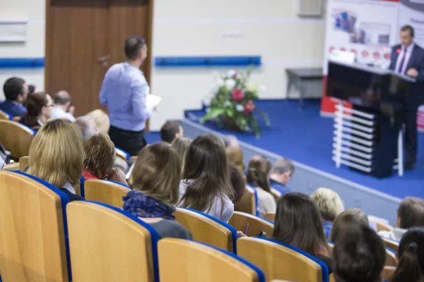 Ana sahne seyirci önünde büyük kongre salonu iş toplantısında konuşan. Fikirleri Girişimcilik. 