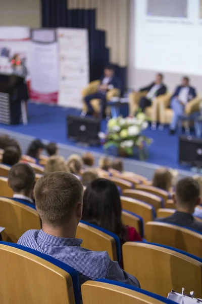 Ana sahne seyirci önünde büyük kongre salonu iş toplantısında konuşan. Fikirleri Girişimcilik. 