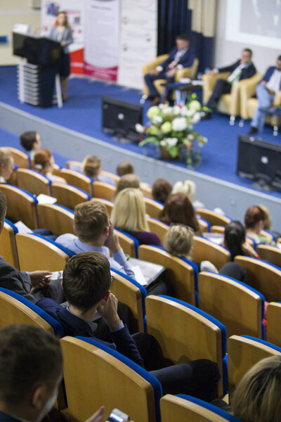 Выступление на сцене перед аудиторией во время деловой конференции в Большом конгресс-холле. Идеи Предпринимательство
. 