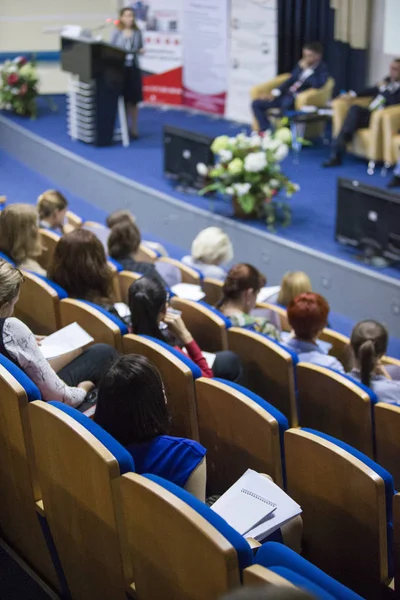 Ana sahne seyirci önünde büyük kongre salonu iş toplantısında konuşan. Fikirleri Girişimcilik. 