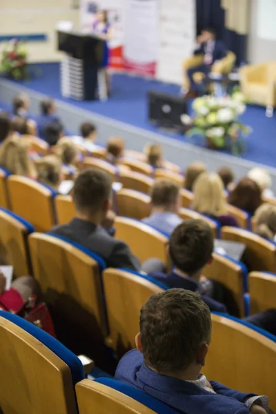 Ana sahne seyirci önünde büyük kongre salonu iş toplantısında konuşan. Fikirleri Girişimcilik. 