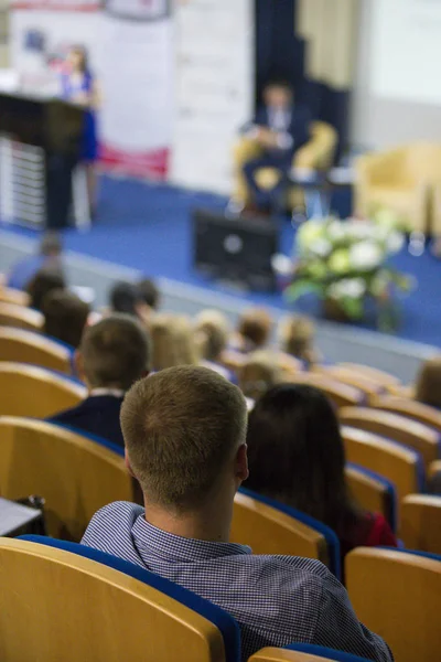 Ana sahne seyirci önünde büyük kongre salonu iş toplantısında konuşan. Fikirleri Girişimcilik. 