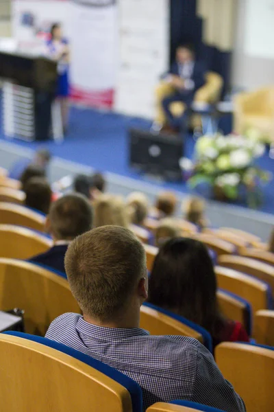 Ana sahne seyirci önünde büyük kongre salonu iş toplantısında konuşan. Fikirleri Girişimcilik. 