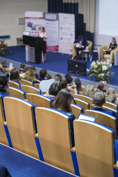 Ana sahne seyirci önünde büyük kongre salonu iş toplantısında konuşan. Fikirleri Girişimcilik. 
