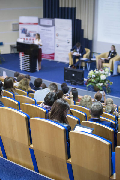 Выступление женщины на сцене перед аудиторией во время деловой конференции в Большом зале Конгресса
.