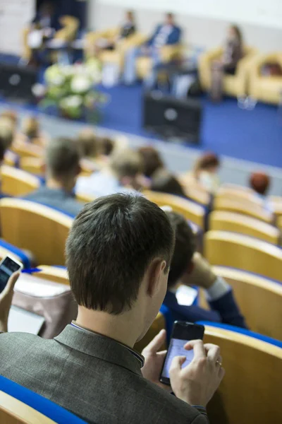 İş kavramları. Sahne önünde dinleyicilere büyük kongre salonu iş toplantısında konuşan erkek Hoast. Fikirleri Girişimcilik.