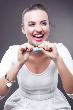 Çok gülümseyen beyaz esmer parti düdük üfleme.