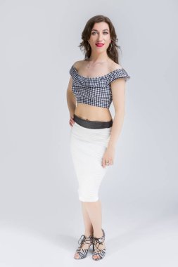 Seksi ve seksi çekici beyaz esmer Model beyaz pilili etek ve Tartar sutyen poz
