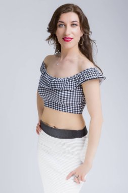 Beyaz pilili etek seksi ve seksi çekici beyaz esmer Model poz doğal portresi 