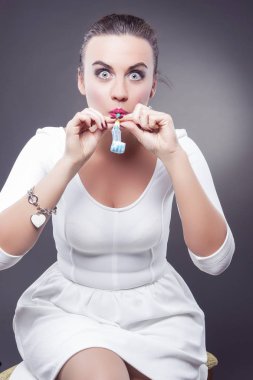 Kutlamalar kavramları. Güzel ve komik beyaz esmer parti düdük üfleme.