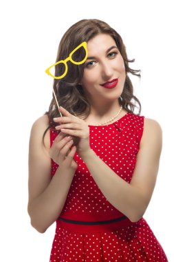 Şehvetli çekici beyaz kadın yüzü yukarıda sarı sanatsal gözlük tutan portresi.