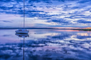 İnanılmaz güzel Braslav göller Belarus. Küçük yelkenli tekne ile arka planda.