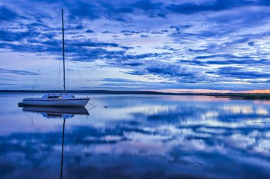 Seyahat kavram ve fikirler. İnanılmaz güzel Braslav göller Belarus. Küçük yelkenli tekne ile arka planda.