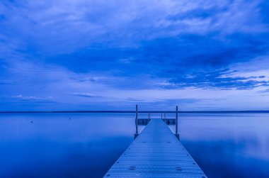 Braslav mavi saat sırasında alınan Lake.Picture boş tekne rıhtımda ayırmak. 
