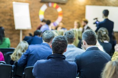 Kavram ve fikirler arabuluculuk ve düşük bulunmuştur. Genel bir tartışma sahip genç profesyonel arabulucu