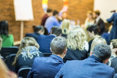 Genç profesyonel arabulucu genel bir tartışma grubu seyir seyirci