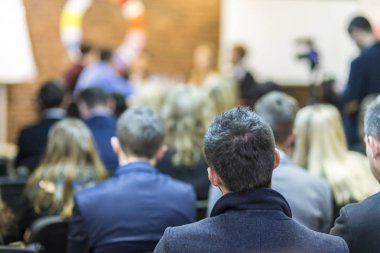 Profesyonel arabulucu sahnede seyirci önce yuvarlak masada sunulması