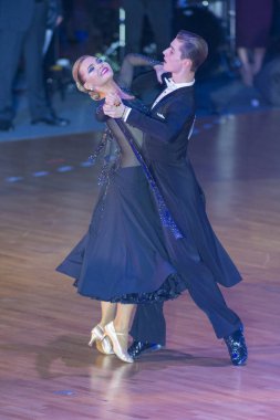 Anna Sneguir ve Ilia Shvaunov çift gençlik Standart Program Wdsf uluslararası Wr dans bardakta gerçekleştirir.