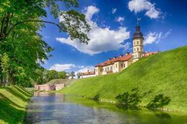 Ünlü turistik Destinations.Backside ünlü Nesvizh Kalesi