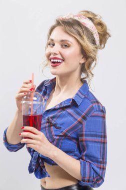 Yaşam tarzı kavramları. Gülümseyen seksi Beyaz sarışın kız