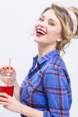 Mutlu gülen Beyaz sarışın kız Straw.Vertical görüntü kullanarak suyu içme poz