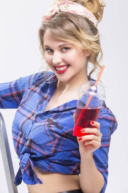 Ekose desenli gömlek saman kullanarak kırmızı suyu içme Beyaz sarışın kadın son derece şaşırttı.