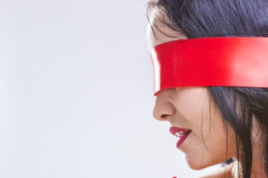 BDSM fikirler ve kavramlar oyun. Kırmızı kurdele Blinder ile poz Kafkas esmer kadın