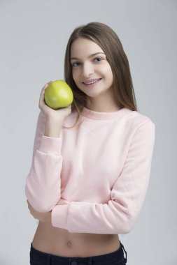 Diş kavramlar. Diş diş telleri ile mutlu genç erkek portresi