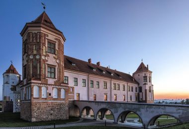 Seyahat yerler ve Torist Destinations.Renowned Mir kale eski Kalesi ve kale olarak