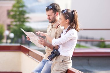 Seyahat fikirler ve kavramlar. Şehrin içinden seyahat eden genç Çift