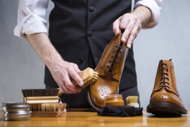 Ayakkabı kavramları. Lüks buzağı deri ayakkabı Temizleme eller closeup Mans