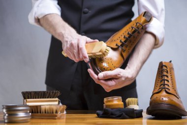 Lüks buzağı deri Brogues temizlik eller closeup Mans