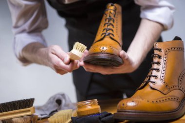 İn yakın lüks buzağı deri Brogues özel aksesuarlar, Ayakkabı mum ve araçları ile temizlik eller Mans.