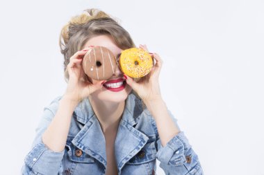 Sarışın kız elinde halka ile oynarken. 