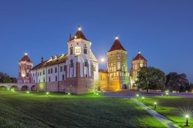 Seyahat yerler ve Torist hedefler. Ünlü Mir Kalesi resmi