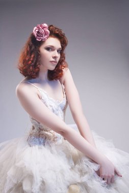 Şehvetli ve seksi beyaz Kızıl saçlı kadın