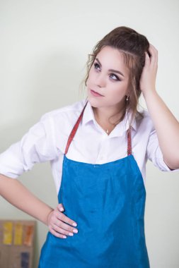  Potter kadın duran kapalı atölye