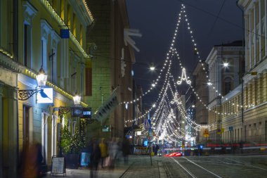 Helsinki, Finlandiya - 28 Aralık 2017: İz ışıkları de 28 Aralık 2017 yılında Helsinki Finlandiya Helsinki alışveriş merkezi