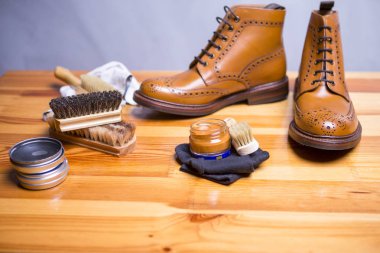 Ayakkabı fikirler ve kavramlar. Premium Tan aksanlı konuşma deri çizme temizleme aksesuarları, balmumu, Cloth.Horizontal Orietnation kümesi ile yakın çekim