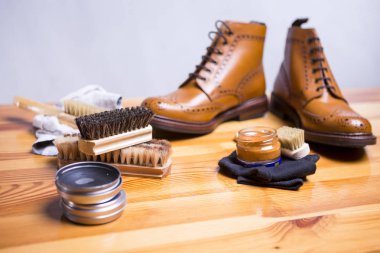 Ayakkabı fikirler ve kavramlar. Premium Tan aksanlı konuşma deri çizme aksesuarları, mum ve fırça ve Bristles.Horizontal görüntü Cloth.Focus temizlik seti ile yakın çekim