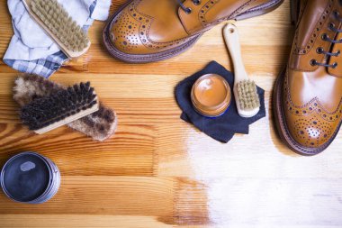Premium Tan aksanlı konuşma deri çizme aksesuarları, mum ve kumaş Temizleme setiyle close-up. Yatay atış