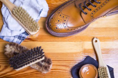 Ayakkabı fikirler ve kavramlar. Premium Tan aksanlı konuşma deri çizme aksesuarları, mum ve kumaş Temizleme setiyle close-up. Yatay görüntü yönü