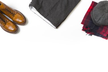  Lüks Tan aksanlı konuşma çizme, moda eski okul şapka kareli atkı ve gri balıksırtı pantolon çifti