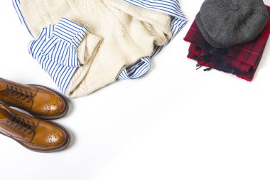 Adamın Tan aksanlı konuşma çizme, gri kapaklı kırmızı kareli atkı ve beyaz yün kazak ile çizgili gömlek