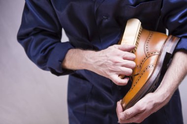 El ile Temizleme fırçası Premium Derby çizme yukarıya yapma closeup Mans