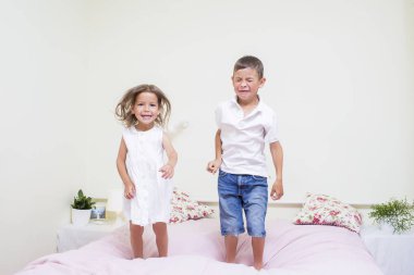 Aile değerleri ve ilişkileri. Mutlu ve heyecanlı çocuklar oynarken 