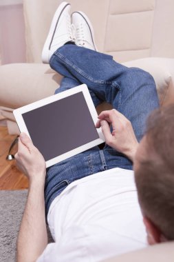 Teknoloji kavramları. Tablet bilgisayar ile beyaz delikanlı