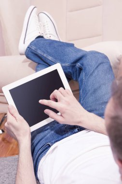 Katta sohbet Tablet bilgisayar ile beyaz delikanlı.