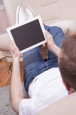 Katta sohbet Tablet bilgisayar ile beyaz delikanlı.