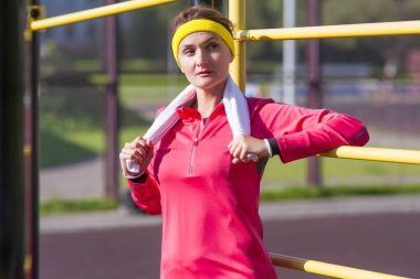 Şehvetli rahatlatıcı beyaz kadın atlet profesyonel kıyafeti 